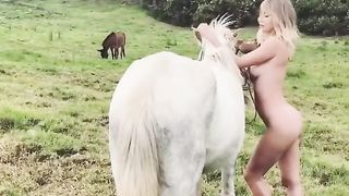 Sara Underwood - Naked With A Horse - Peru (2017)